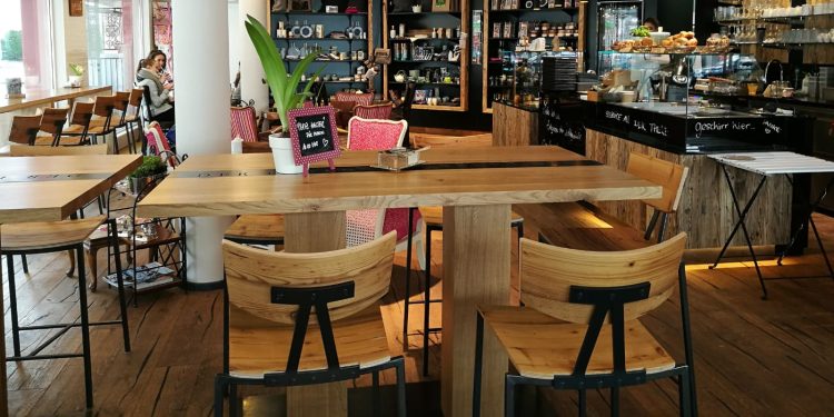 5 Benefits of Using Wooden Café Chairs in Your Coffee Shop