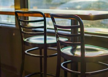 Wooden Café Chairs: Combining Classic Elegance with Modern Design