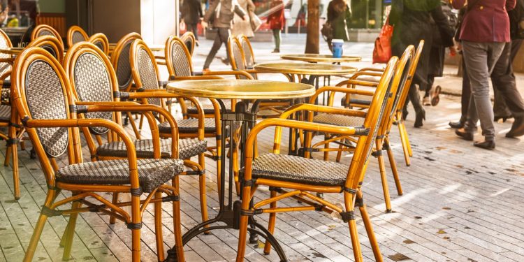 7 Outdoor Café Furniture Ideas to Attract Customers Year-Round