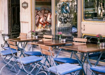 8 Stylish Stackable Café Chairs That Don’t Compromise on Comfort