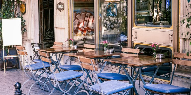 8 Stylish Stackable Café Chairs That Don’t Compromise on Comfort