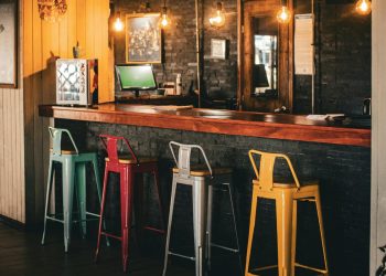 8 Bar Stools for Cafés That Combine Comfort and Style