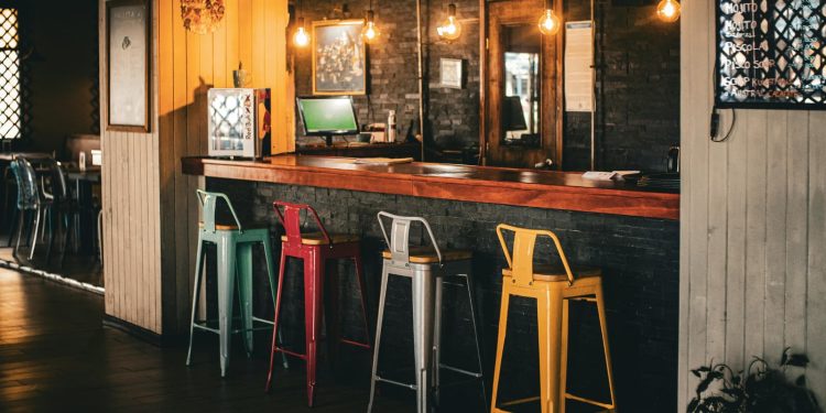 8 Bar Stools for Cafés That Combine Comfort and Style