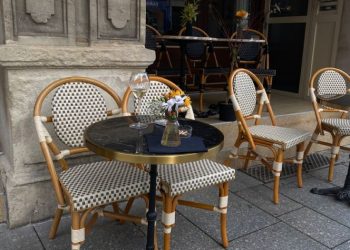 6 Essential Tips for Best Bar and Café Seating Selecting
