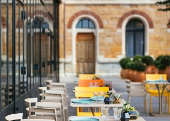 10 Trendy Bar and Café Seating Ideas for a Stylish Look