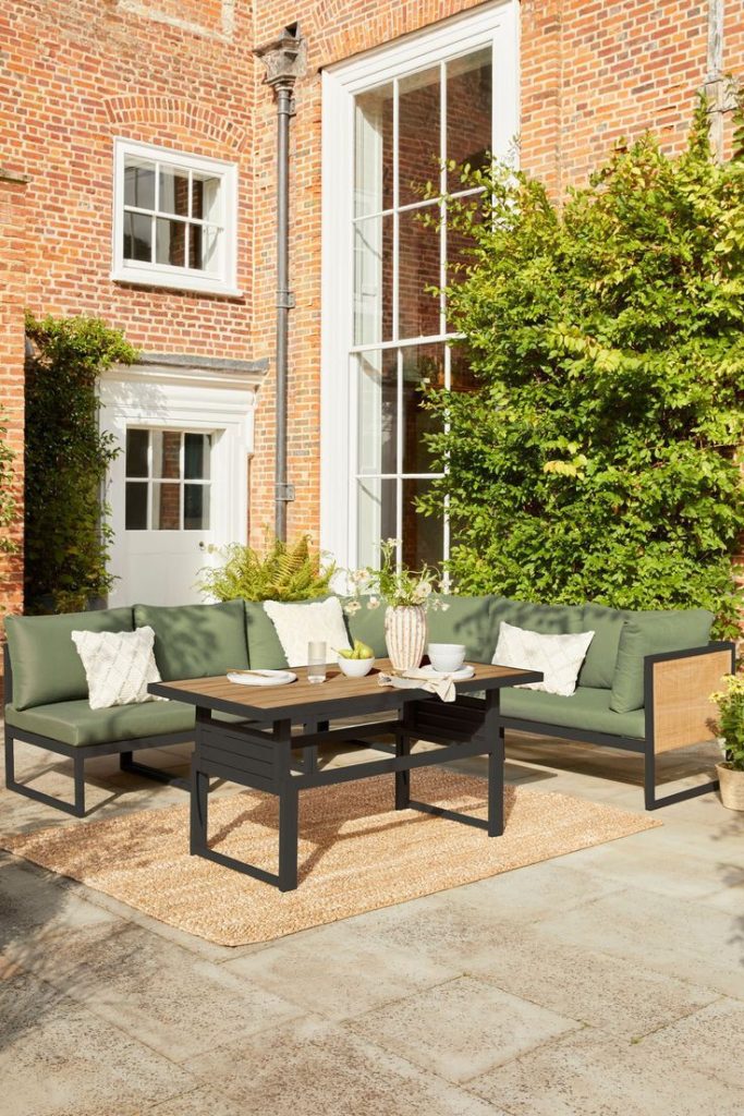 Easy-to-clean outdoor furniture