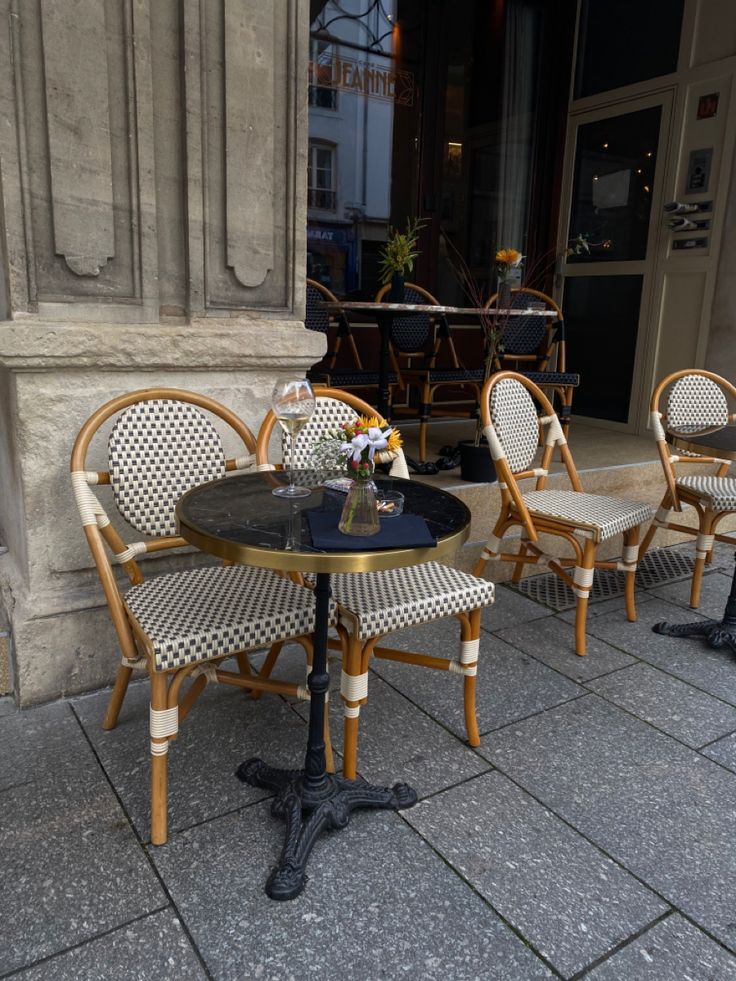 outdoor cafe furniture