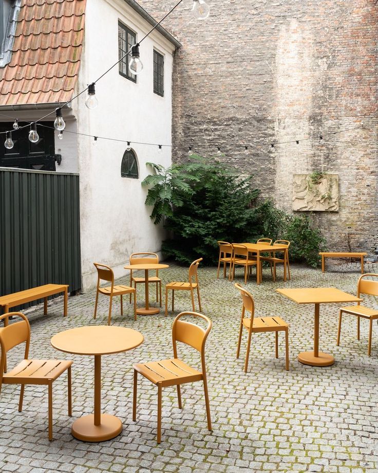 outdoor cafe furniture